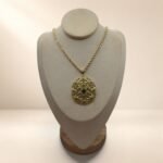 Collier Azélie – pendentif ajouré et pierre verte