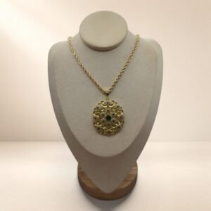Collier Azélie – pendentif ajouré et pierre verte – Image 1