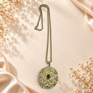 Collier Azélie – pendentif ajouré et pierre verte – Image 2
