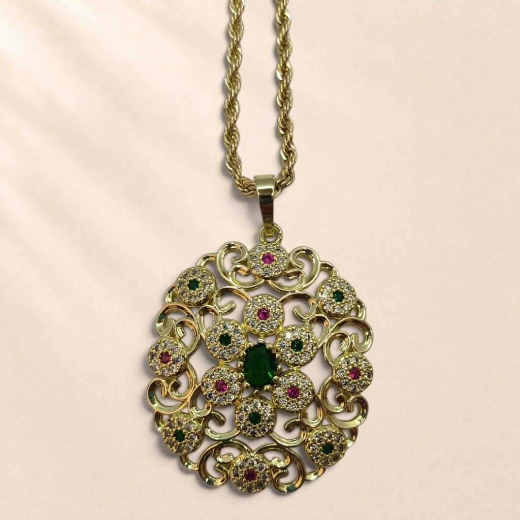 Collier Azélie – pendentif ajouré et pierre verte