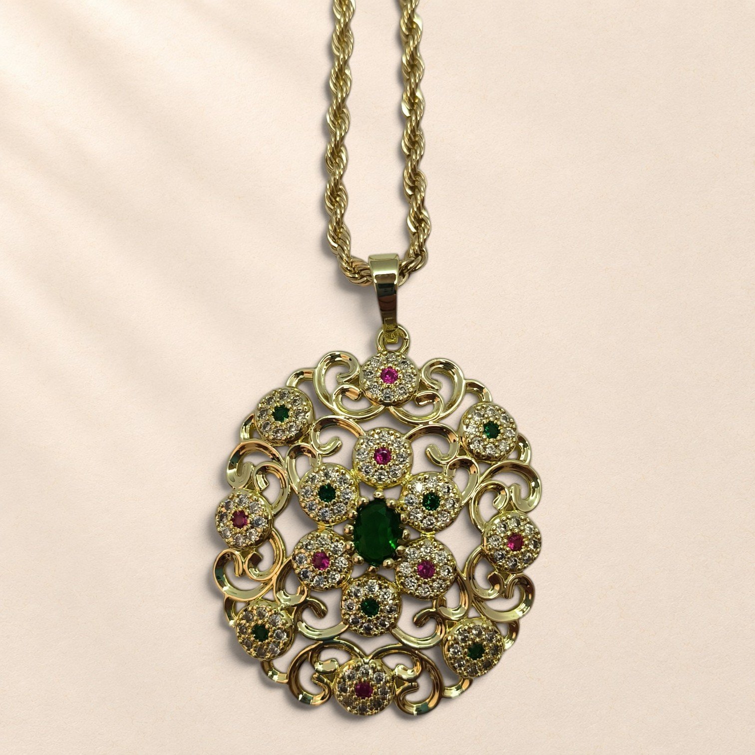 Collier Azélie – pendentif ajouré et pierre verte – Image 3