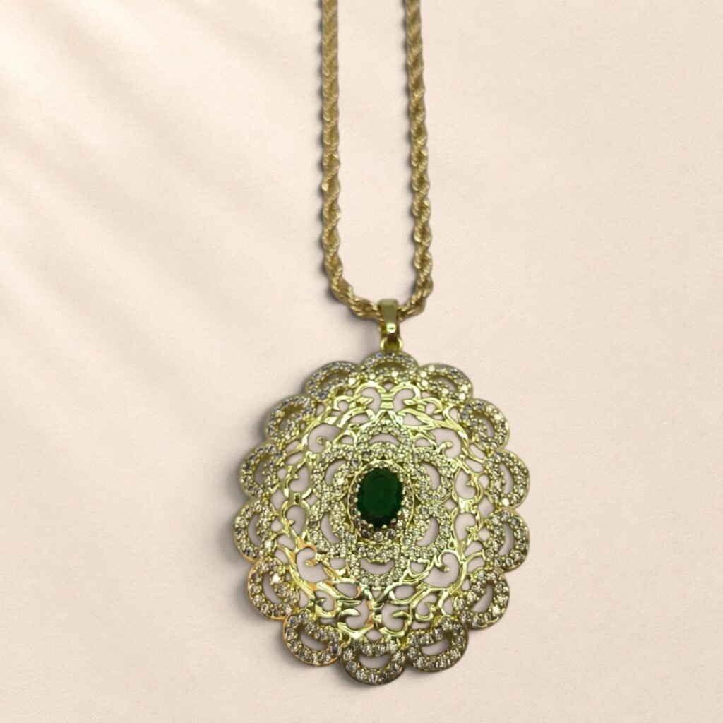 Collier Émera – médaillon et pierre verte