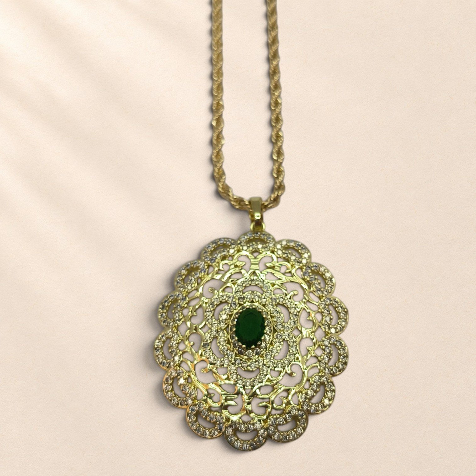 Collier Émera – médaillon et pierre verte – Image 3