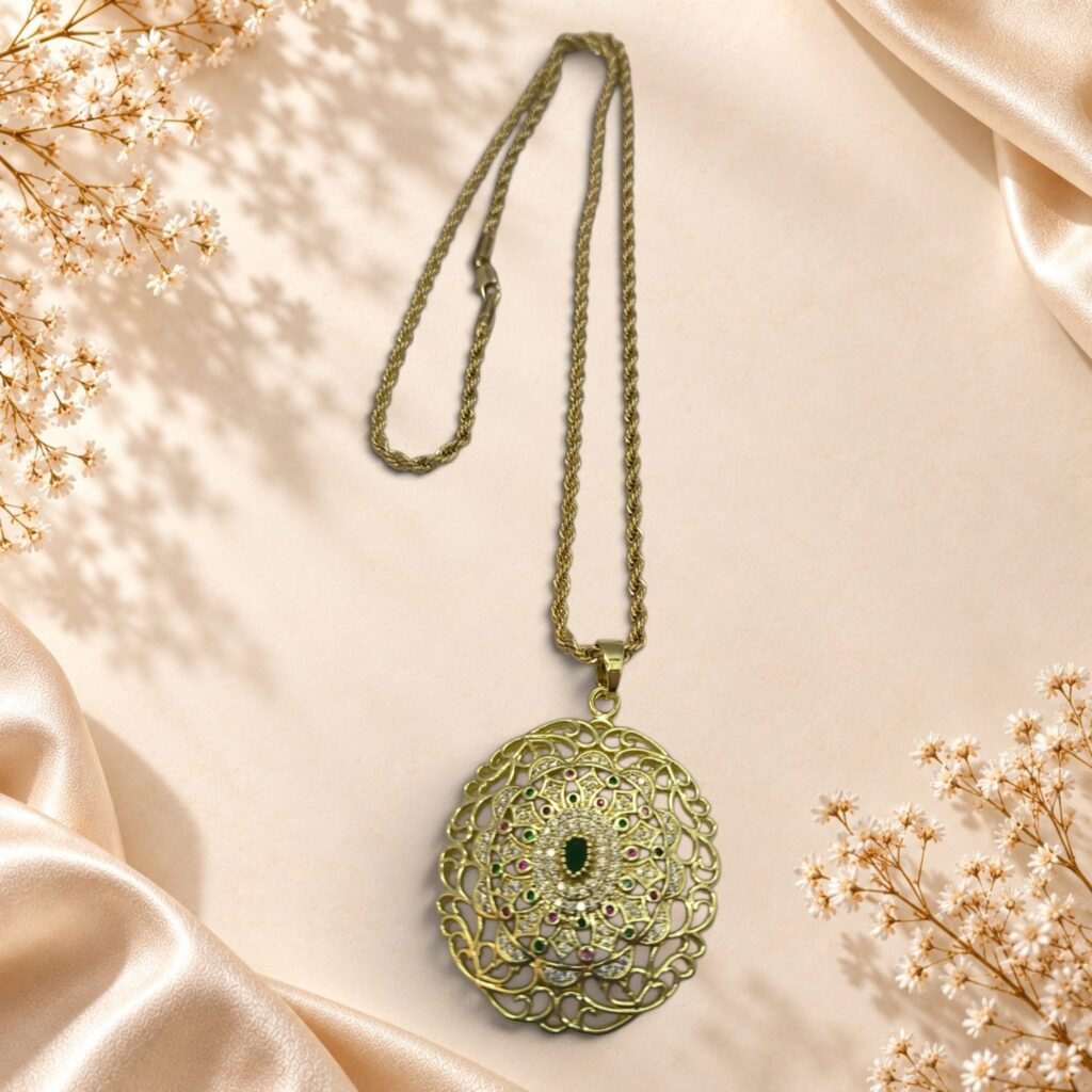 Collier Rosalia – médaillon ajouré